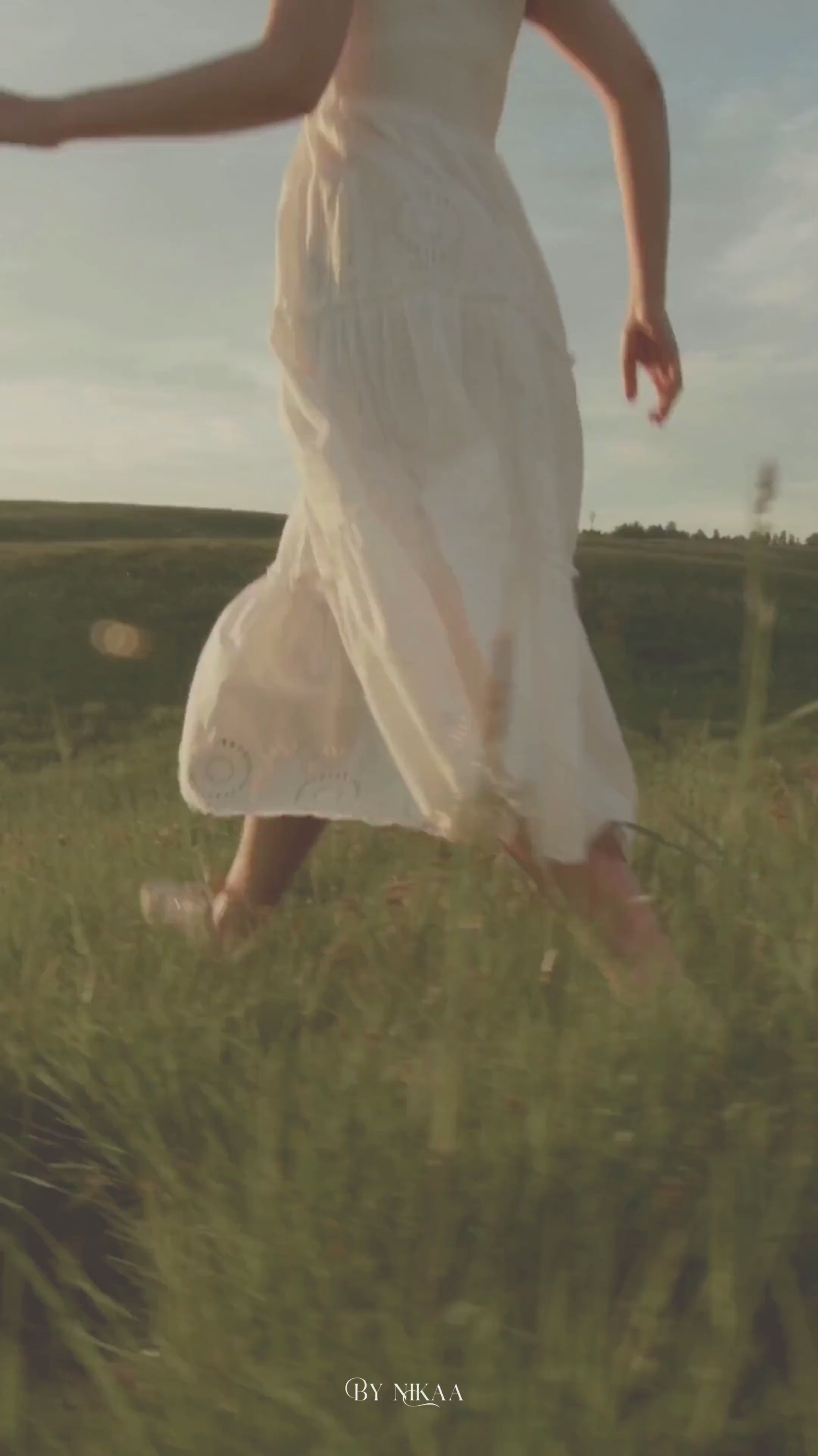 Frau läuft über sonnige Wiese – Symbol für Leichtigkeit und Nähe, die DenkenLenken Kartenspiel für Paare & Freunde schafft.